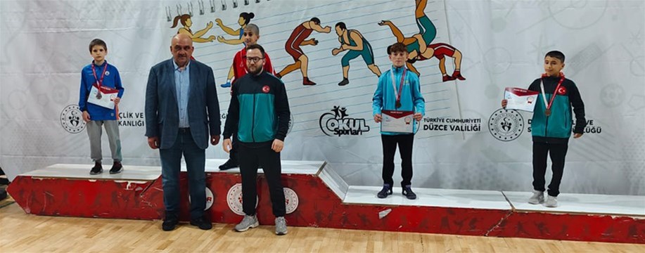 KARAMANLI GÜREŞÇİLER TÜRKİYE ŞAMPİYONASI’NDA DERECEYLE DÖNDÜ