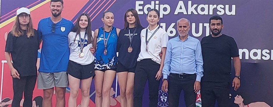 KARAMAN ATLETİZM TAKIMI İZMİR’DE MADALYA KÜRSÜSÜNDE