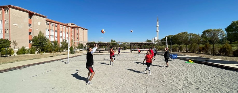 BEACH PARAVOLLEY MİLLİ TAKIMI KARAMAN’DA DÜNYA OYUNLARINA HAZIRLANIYOR