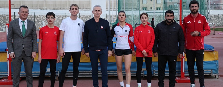 VALİ ÇİÇEKLİ’DEN GELECEĞİN YILDIZLARINA MORAL ZİYARETİ