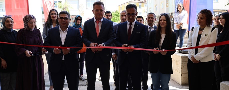 YURT ÖĞRENCİLERİNİN EL EMEĞİ ESERLERİ YIL SONU SERGİSİNDE BEĞENİYE SUNULDU